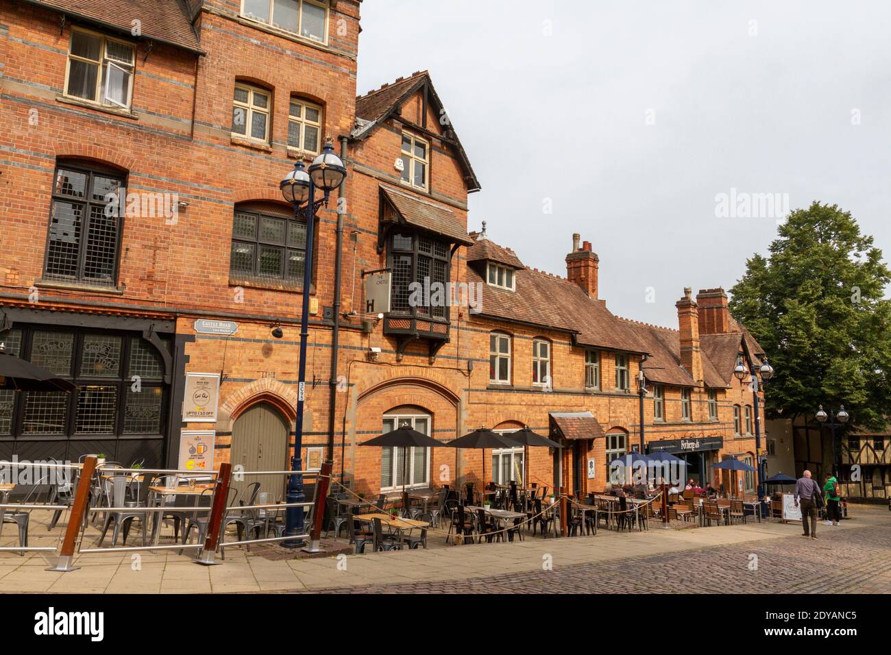 Allgemeine Ansicht des Castle Pub und der Küche entlang der Castle Road im Stadtzentrum von Nottingham, Notts., Großbritannien. Stockfoto