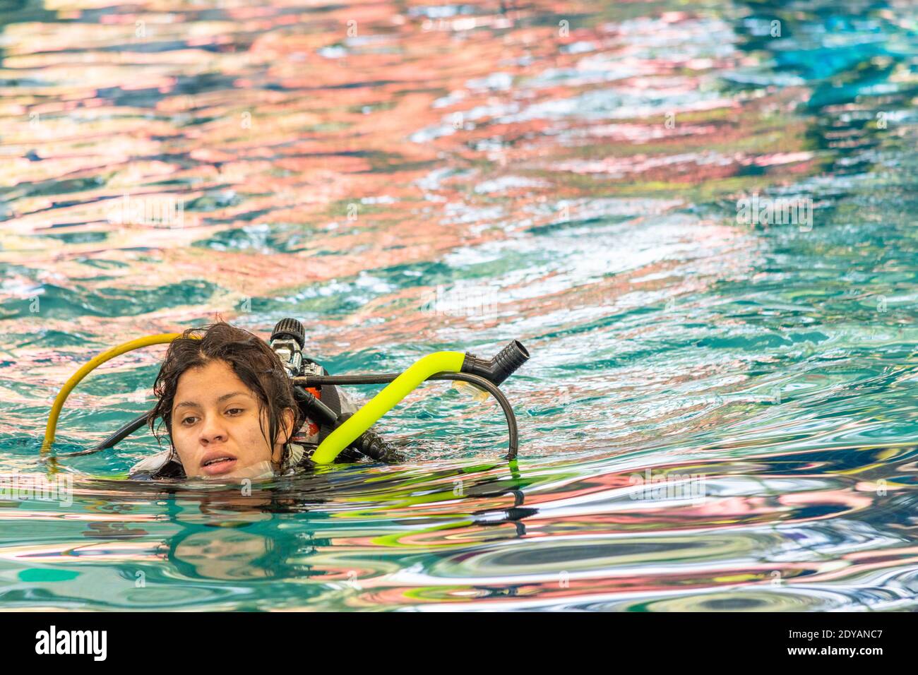 Weibliche Taucher schwimmen auf der Oberfläche ohne ihre Atemmaske Stockfoto