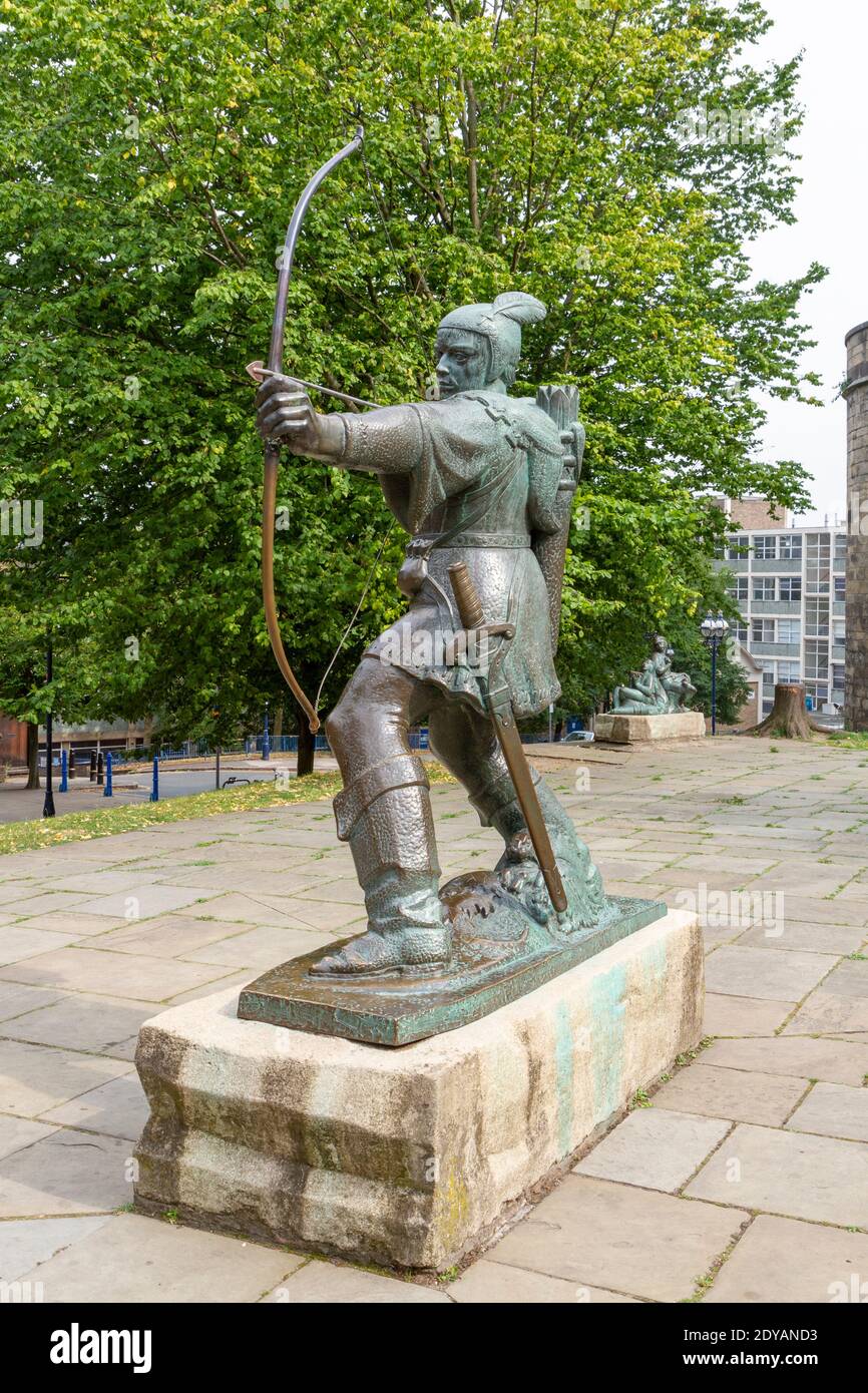 Die Robin Hood Statue vor den Mauern von Nottingham Castle, Castle Road im Stadtzentrum von Nottingham, Notts., UK. Stockfoto