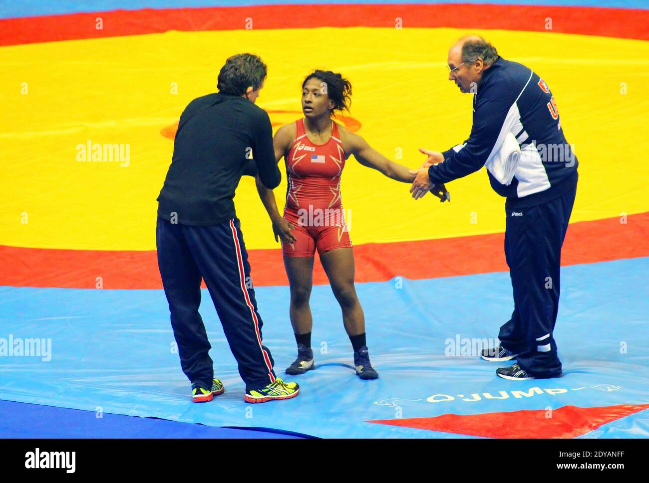 KIEW, UKRAINE - FEBRUAR 16: Victoria Anthony (USA) ruht mit ihren Trainern während des 19 International Tournament in Wrestling Stockfoto