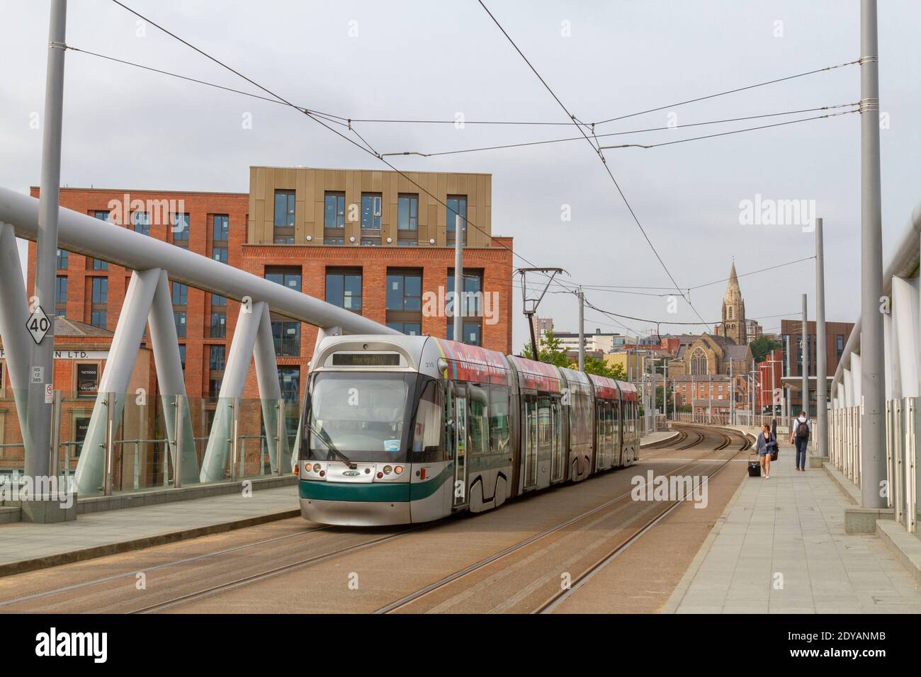 Eine Nottingham Express Transit (NET) Straßenbahn Ankunft in Nottingham Station Straßenbahnhaltestelle, Nottingham, Notts., Großbritannien. Stockfoto