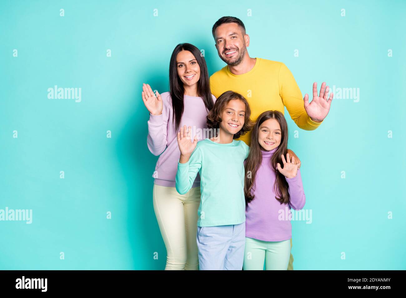 Foto Porträt der ganzen Familie mit kleinen Kindern winken Hände „Hi“-Aussage isoliert auf hellem cyanfarbenem Hintergrund Stockfoto