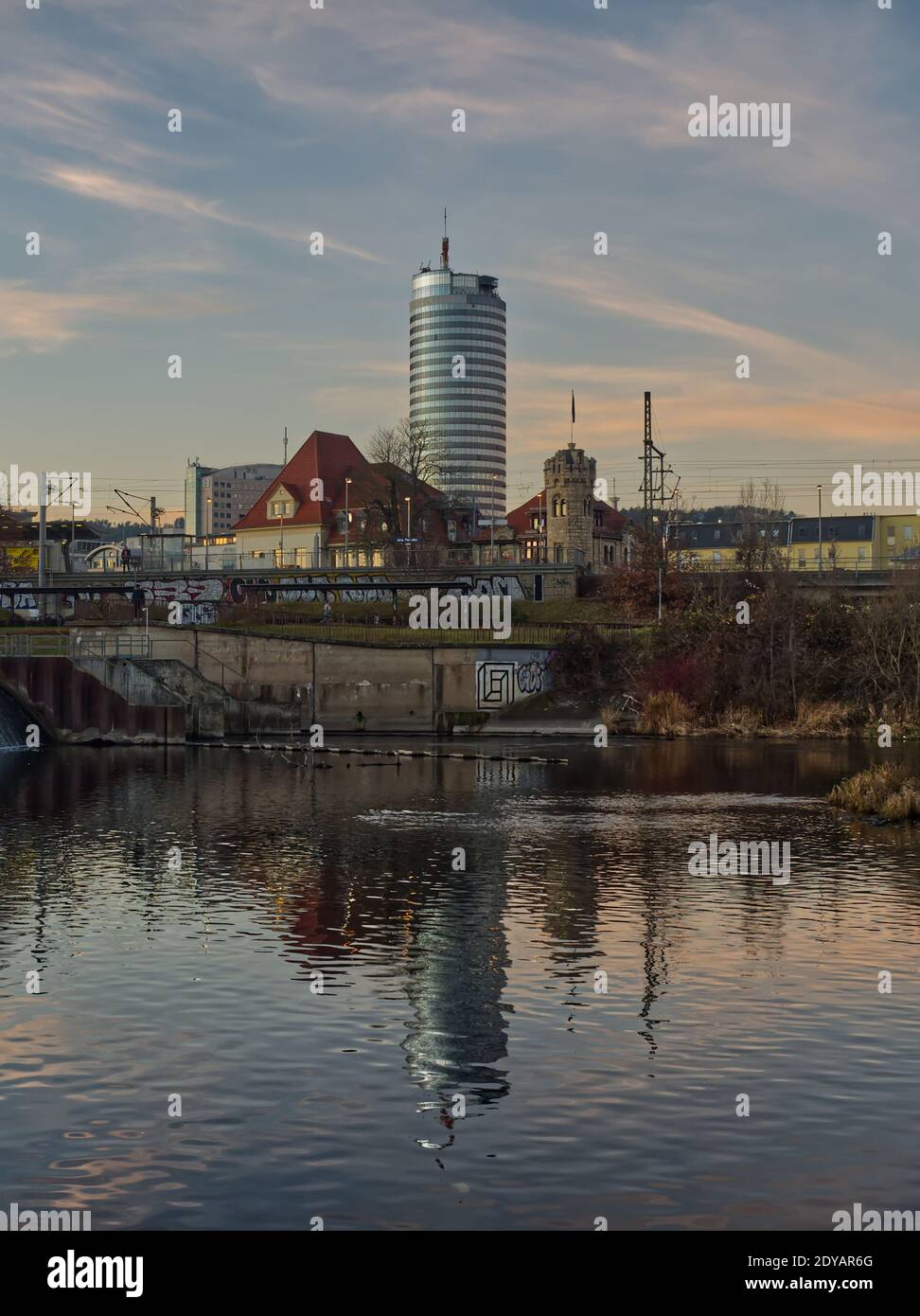 Blick über die Saale im Winter im intershop Tower Portrait Format Stockfoto