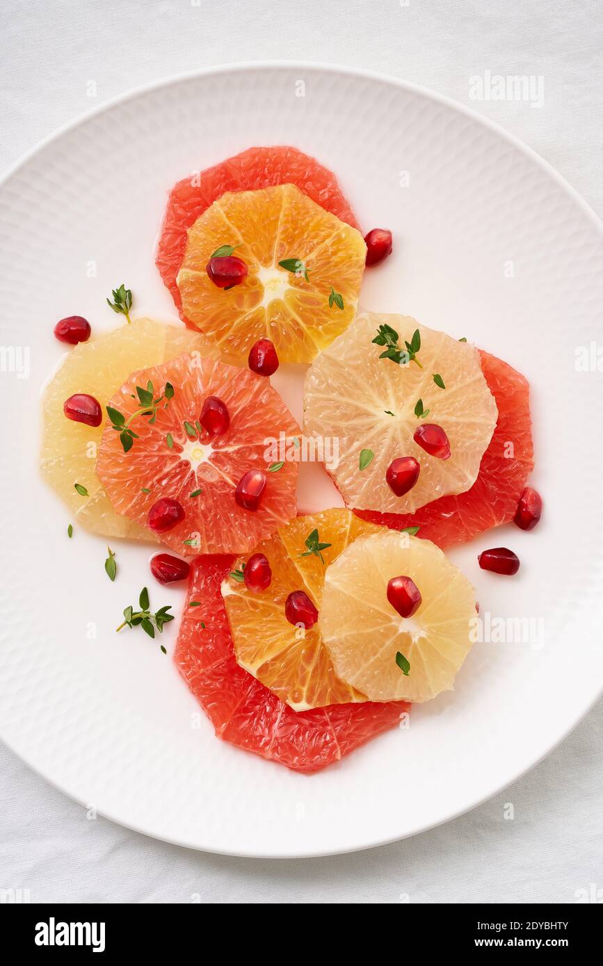 Helle Mischung aus Zitrusfrüchten, vertikal. Salat aus gemischter, runder Scheiben roter und weißer Grapefruit Stockfoto