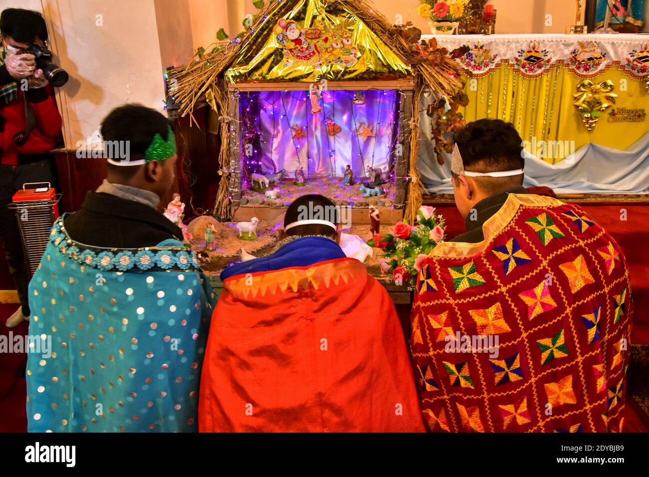 Srinagar, JAMMU & KASHMIR, Indien. Dezember 2020. Christliche Gläubige beten in der katholischen Kirche der Heiligen Familie zu Weihnachten. Kredit: Saqib Majeed/SOPA Images/ZUMA Wire/Alamy Live Nachrichten Stockfoto