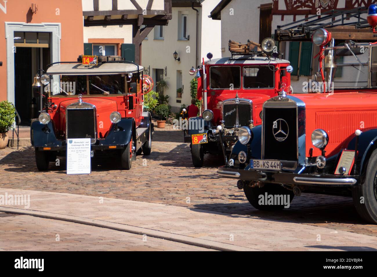 Neckargemüend, Deutschland: 16. Juli 2018: Ausstellung alter, historischer Feuerwehrfahrzeuge auf dem Marktplatz von Neckargemünd, einer süddeutschen Kleinstadt Stockfoto