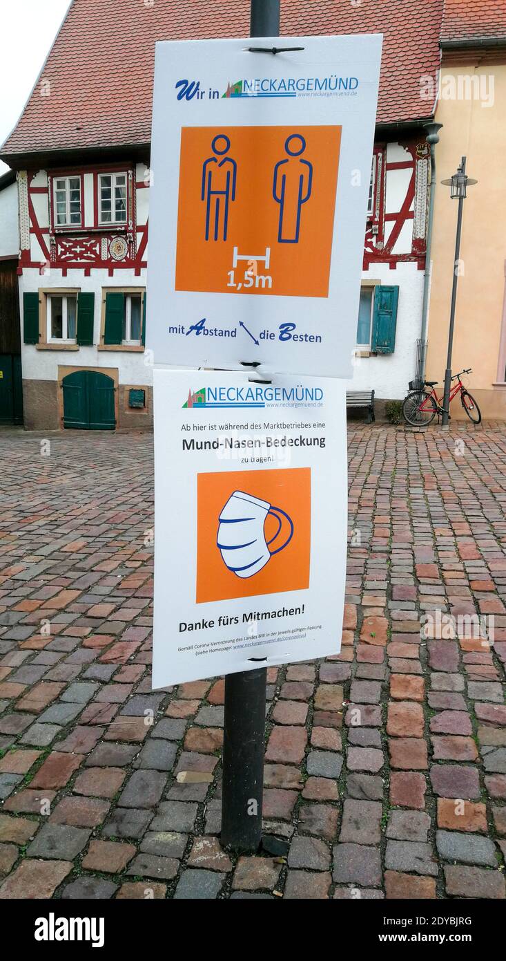 Neckargemüend, Deutschland: 21. Dezember 2020: Zeichen über Entfernungsregeln und obligatorische Masken zur Eindämmung der Corona-Pandemie auf dem Marktplatz von Neckarg Stockfoto
