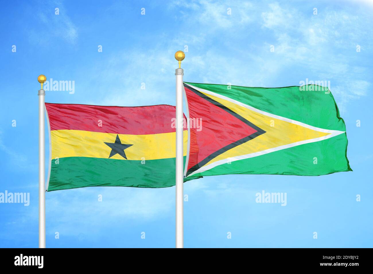 Ghana und Guyana zwei Flaggen auf Fahnenmasten und blauer Himmel Stockfoto