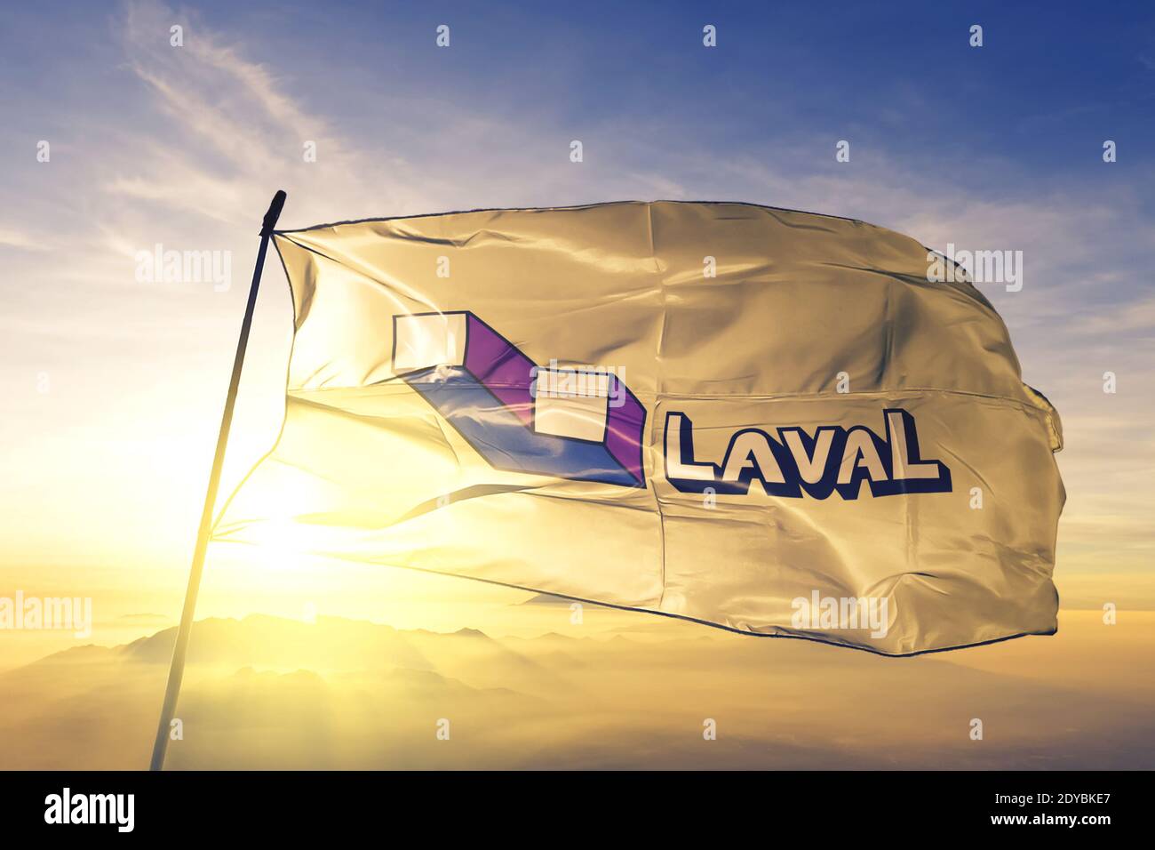 Laval von Quebec von Kanada Flagge winken auf der Spitze nebel bei sonnenaufgang Stockfoto