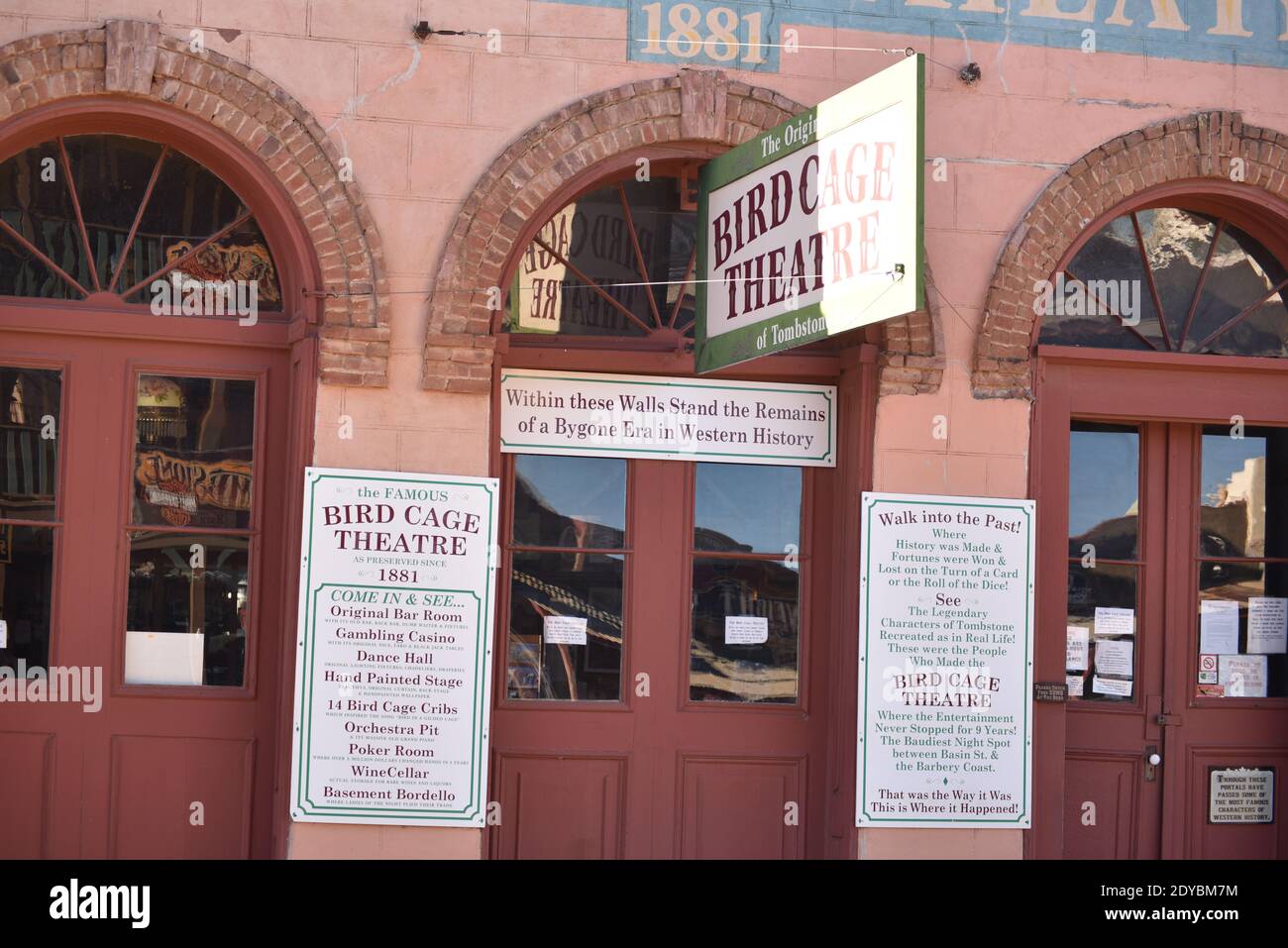 Tombstone, AZ., USA 12/15-16/2020. Bird Cage Theatre bot, was Bergleute normalerweise wollen: Alkohol, Glücksspiel, Unterhaltung und Prostitution. Stockfoto