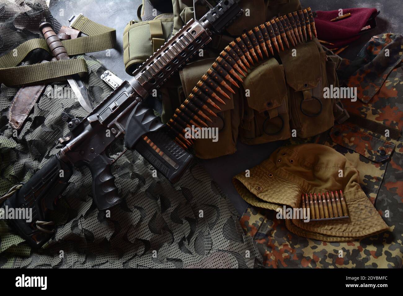 Sturmgewehr (M4A1) Mit Munition Auf Tarnuniform Und Militärischer ...