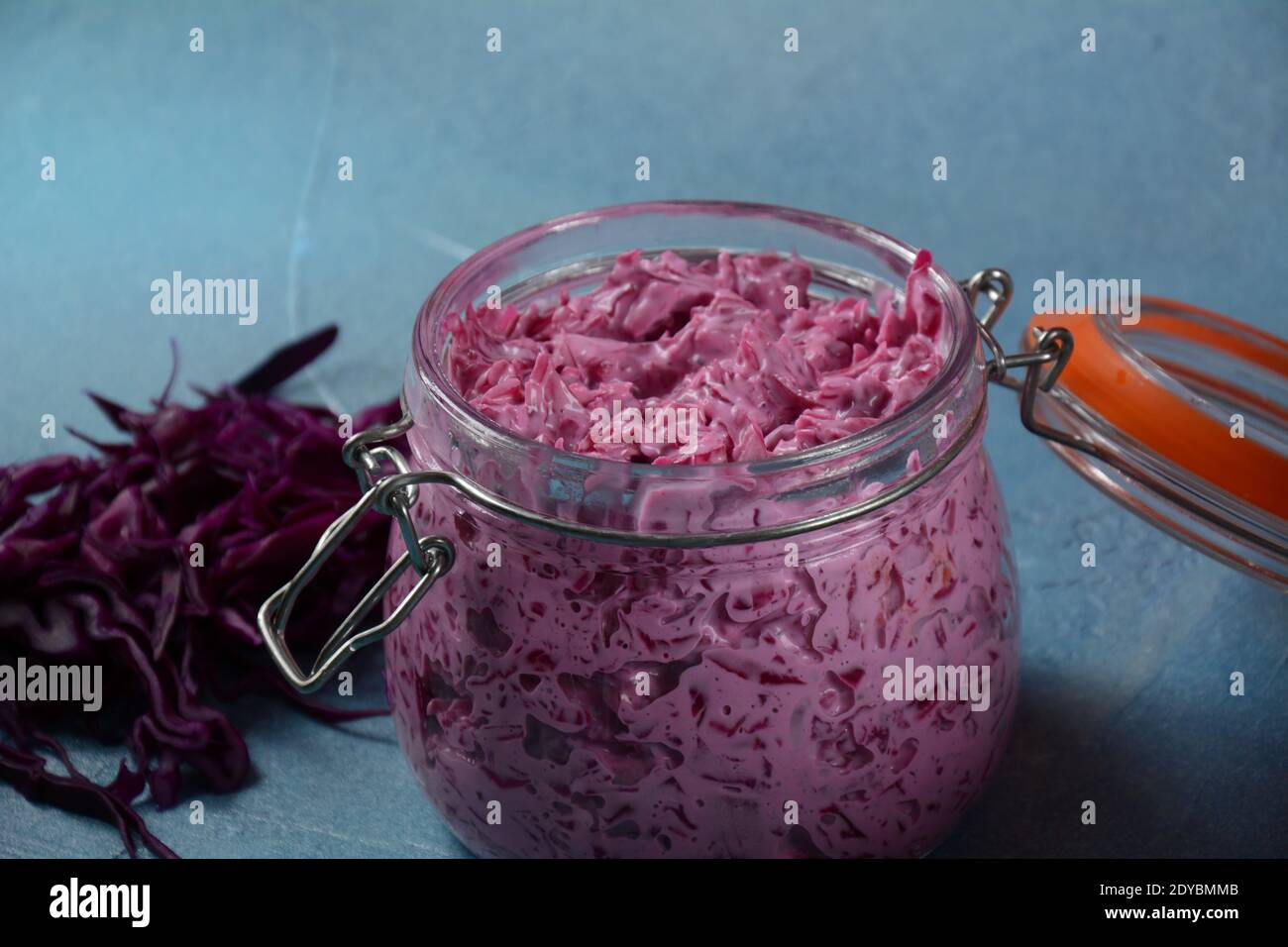 Rotkohl mit Mayonnaise-Salat in einem Glas Stockfotografie - Alamy