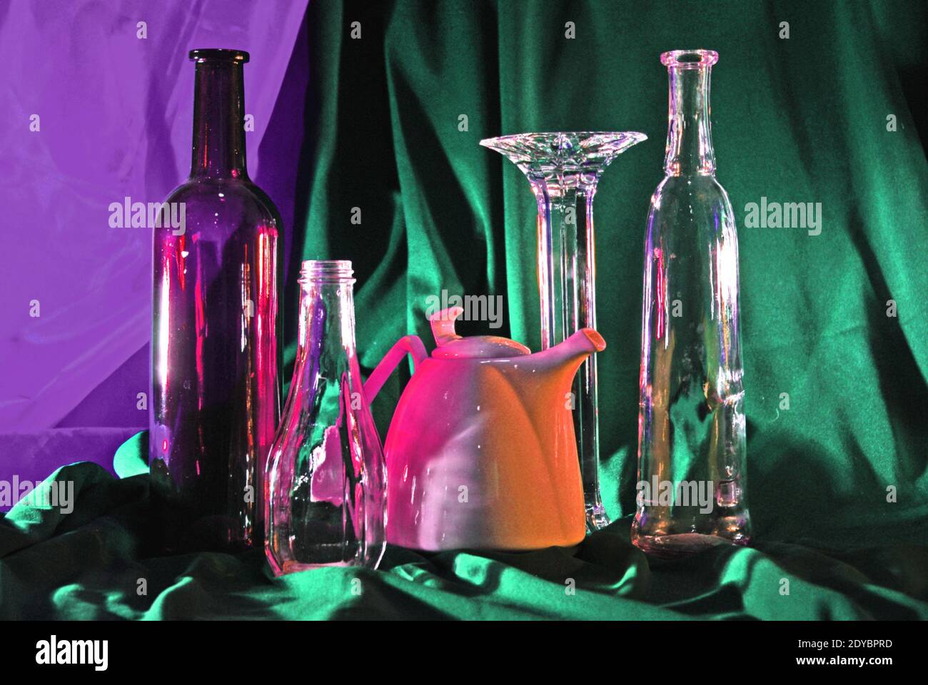 Glasflaschen auf Stoff Hintergrund, Sammlung von Formen Stockfoto