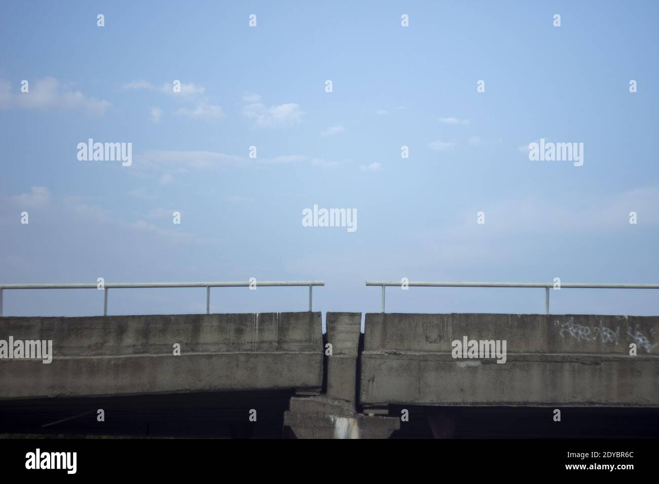 Riesige Brücke gegen den Himmel. Hochwertige Fotos Stockfoto