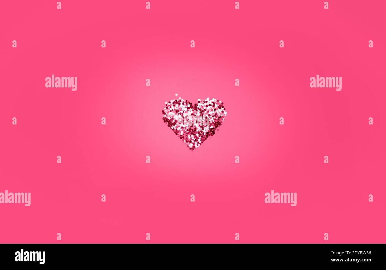 Glänzendes Herz aus Pailletten auf einem rosa Hintergrund. valentinstag Stockfoto