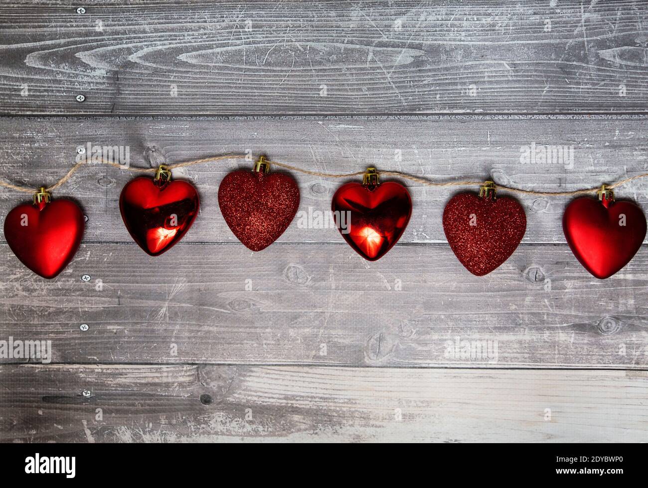 Rote Herzen auf einem hölzernen Hintergrund. valentinstag Stockfoto