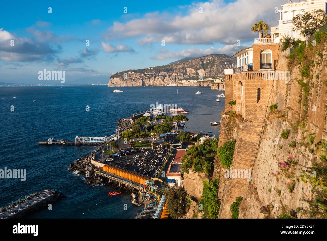 Porto di Sorrento oder Marina Piccola Hafen in Sorrento, Italien an der Küste der Halbinsel Sorrentine im Sommer Stockfoto