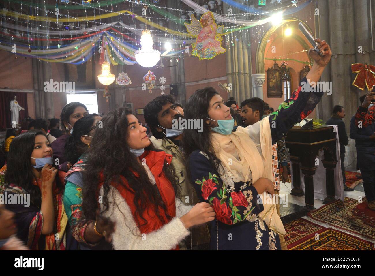 Pakistanische Christen Gläubigen besuchen Weihnachtsmesse besonderen Gebet während der Feierlichkeiten In Sacred Heart Cathedral Church in Lahore Stockfoto