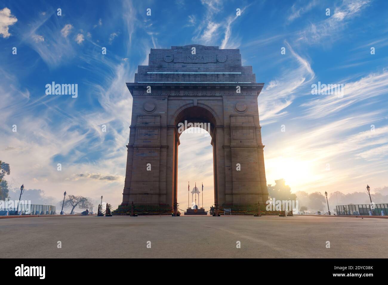 India Gate bei Sonnenaufgang, berühmtes Wahrzeichen von New Dehli, keine Menschen Stockfoto