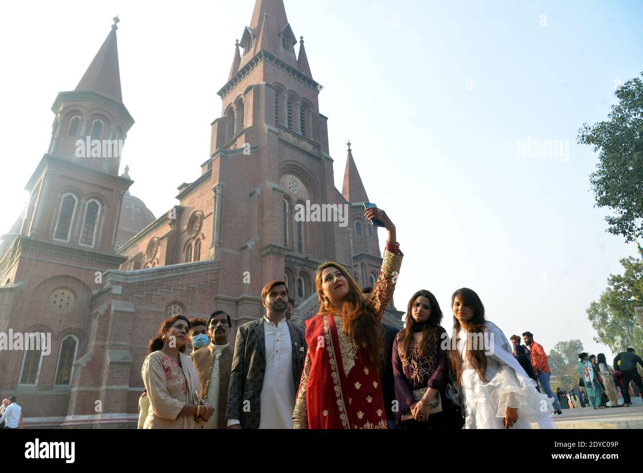Pakistanische Christen Gläubigen besuchen Weihnachtsmesse besonderen Gebet während der Feierlichkeiten In Sacred Heart Cathedral Church in Lahore Stockfoto