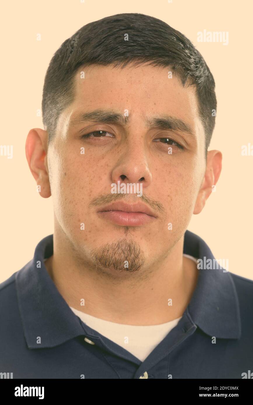 Gesicht der jungen Hispanic Mann suchen mad Stockfoto