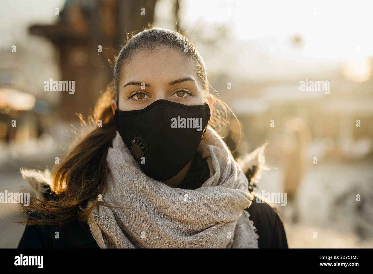 Besorgt depressive Frau zu Fuß in der Öffentlichkeit arbeiten während Die Pandemie.Effekt der COVID-19.Schutzmaßnahme, Maske tragen.Luftverschmutzungsfilter Stockfoto