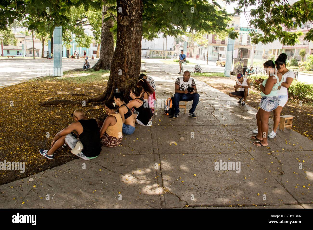 Vorbei an Havanna (aus). Mit mehr als 2 Millionen Menschen mangelt es der kubanischen Hauptstadt nicht an Vitalität. Es ist eine Stadt, die sich bewegt, eine Stadt, die bald. Stockfoto