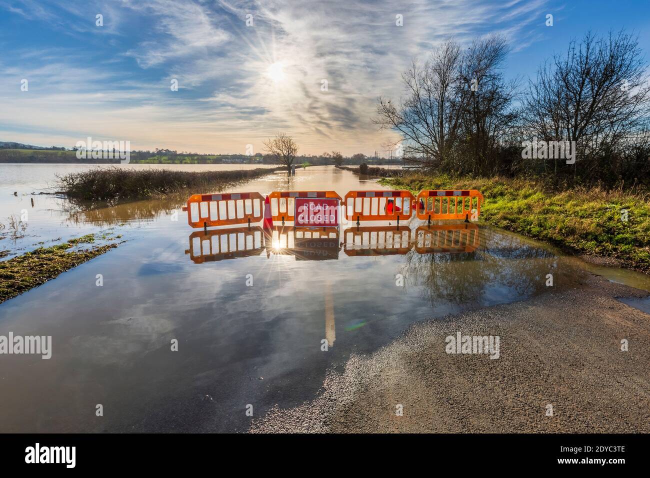 Die Straße wurde wegen Überschwemmungen an der Eckington-Brücke über den Avon-Fluss am Weihnachtstag 2020 in Worcestershire, England, gesperrt Stockfoto