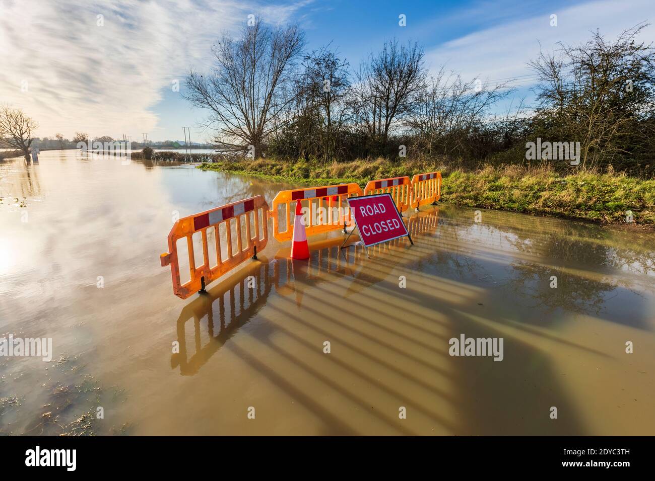 Die Straße wurde wegen Überschwemmungen an der Eckington-Brücke über den Avon-Fluss am Weihnachtstag 2020 in Worcestershire, England, gesperrt Stockfoto