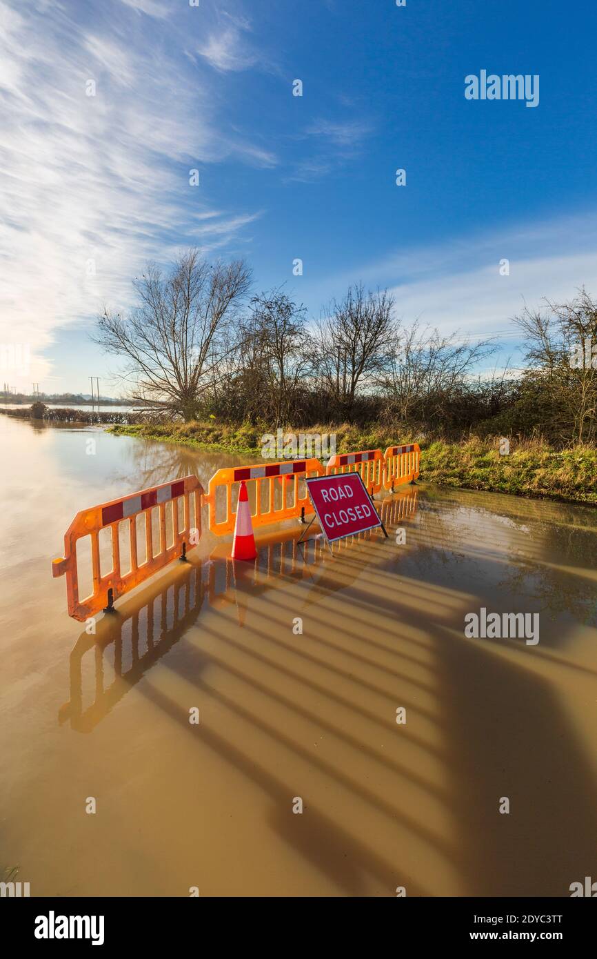 Die Straße wurde wegen Überschwemmungen an der Eckington-Brücke über den Avon-Fluss am Weihnachtstag 2020 in Worcestershire, England, gesperrt Stockfoto