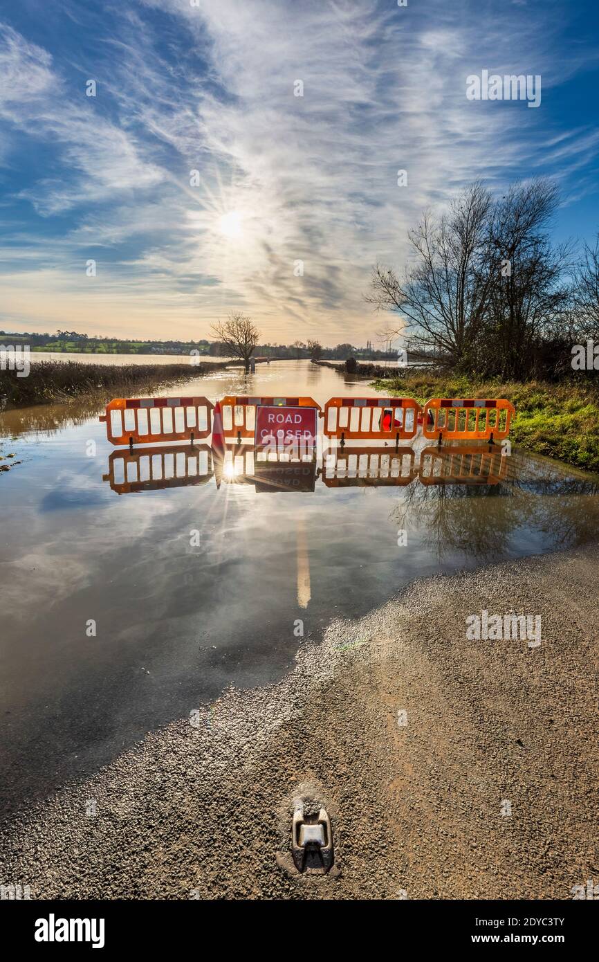 Die Straße wurde wegen Überschwemmungen an der Eckington-Brücke über den Avon-Fluss am Weihnachtstag 2020 in Worcestershire, England, gesperrt Stockfoto