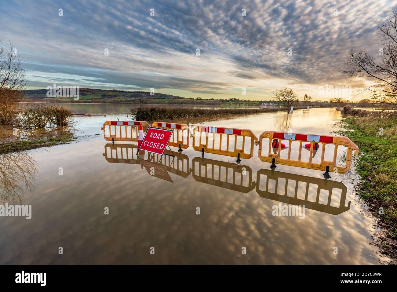 Die Straße wurde wegen Überschwemmungen an der Eckington-Brücke über den Avon-Fluss am Weihnachtstag 2020 in Worcestershire, England, gesperrt Stockfoto
