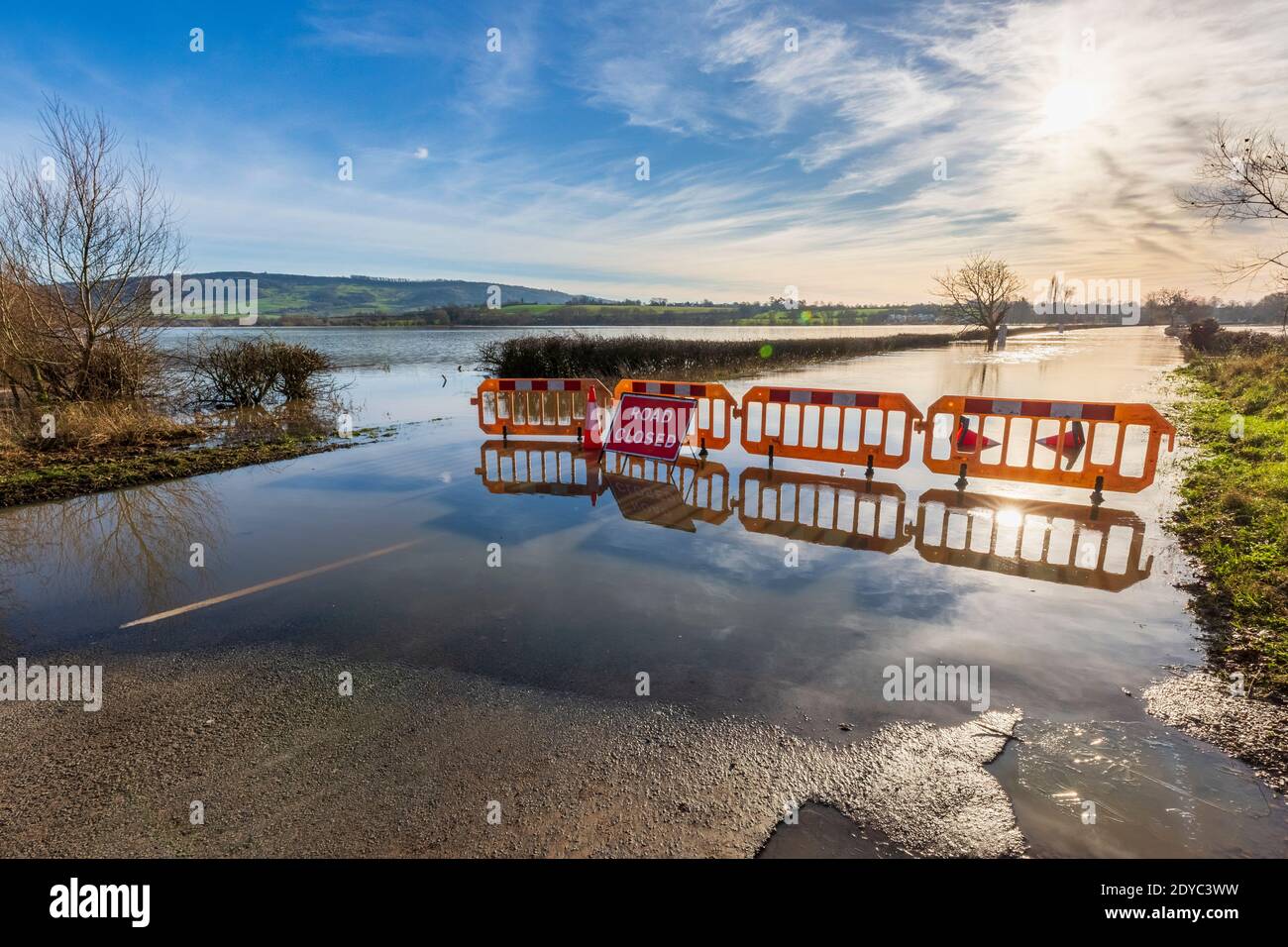 Die Straße wurde wegen Überschwemmungen an der Eckington-Brücke über den Avon-Fluss am Weihnachtstag 2020 in Worcestershire, England, gesperrt Stockfoto