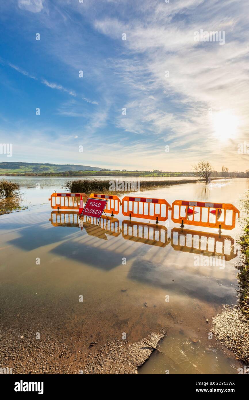 Die Straße wurde wegen Überschwemmungen an der Eckington-Brücke über den Avon-Fluss am Weihnachtstag 2020 in Worcestershire, England, gesperrt Stockfoto