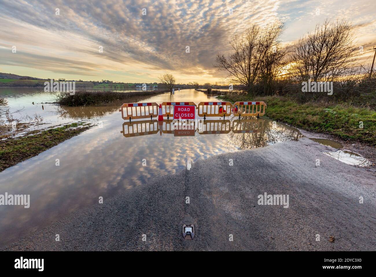 Die Straße wurde wegen Überschwemmungen an der Eckington-Brücke über den Avon-Fluss am Weihnachtstag 2020 in Worcestershire, England, gesperrt Stockfoto