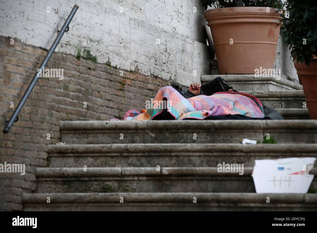 Rom, Italien. Dezember 2020. Rom, Den 25. Dezember 2020. Notunterkünfte für Obdachlose in den Straßen neben St. Peter am Weihnachtstag, während der Coronavirus (Covid-19) Pandemie in Italien. Auf dem Foto schläft ein Mann auf der Straße Credit: Independent Photo Agency/Alamy Live News Stockfoto