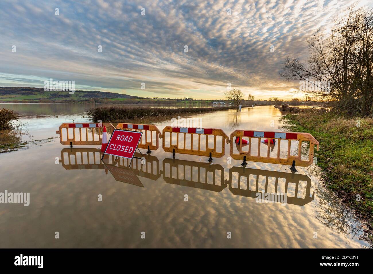 Die Straße wurde wegen Überschwemmungen an der Eckington-Brücke über den Avon-Fluss am Weihnachtstag 2020 in Worcestershire, England, gesperrt Stockfoto