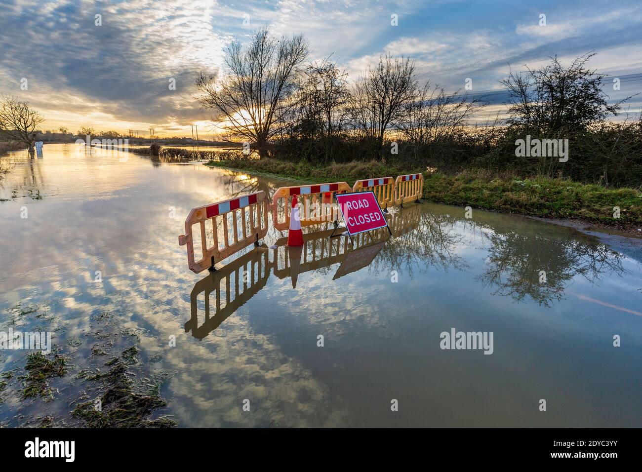 Die Straße wurde wegen Überschwemmungen an der Eckington-Brücke über den Avon-Fluss am Weihnachtstag 2020 in Worcestershire, England, gesperrt Stockfoto