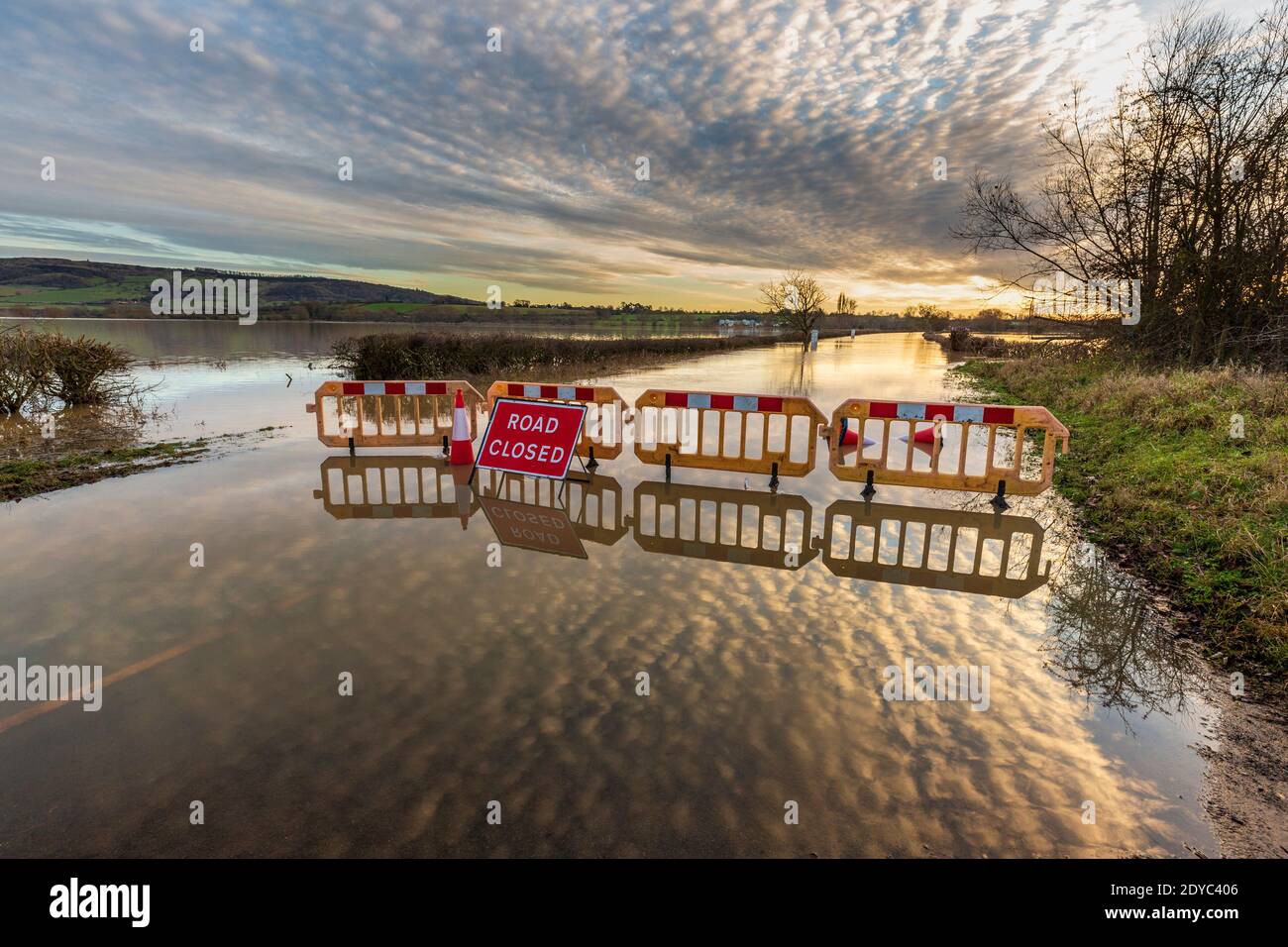 Die Straße wurde wegen Überschwemmungen an der Eckington-Brücke über den Avon-Fluss am Weihnachtstag 2020 in Worcestershire, England, gesperrt Stockfoto