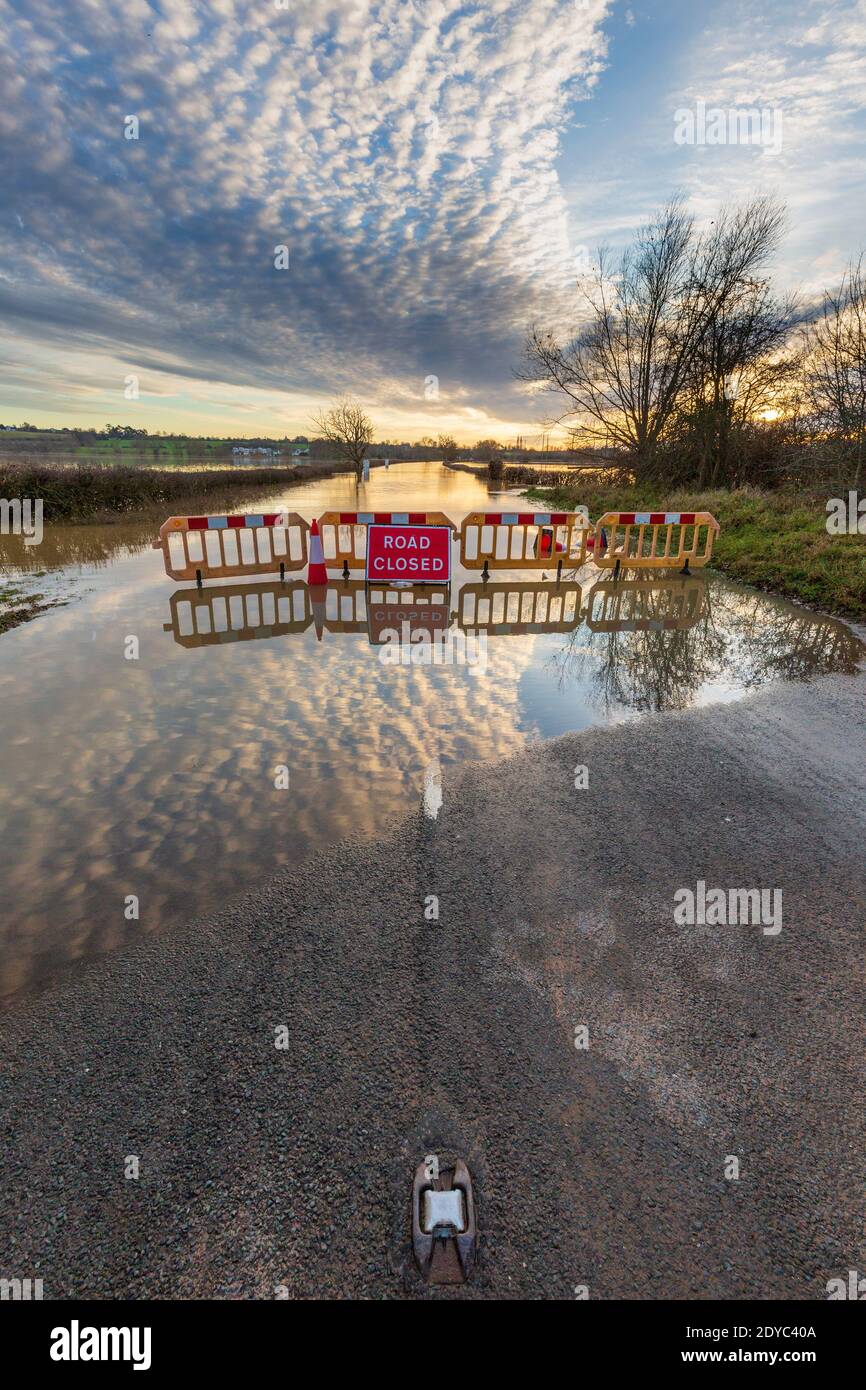 Die Straße wurde wegen Überschwemmungen an der Eckington-Brücke über den Avon-Fluss am Weihnachtstag 2020 in Worcestershire, England, gesperrt Stockfoto
