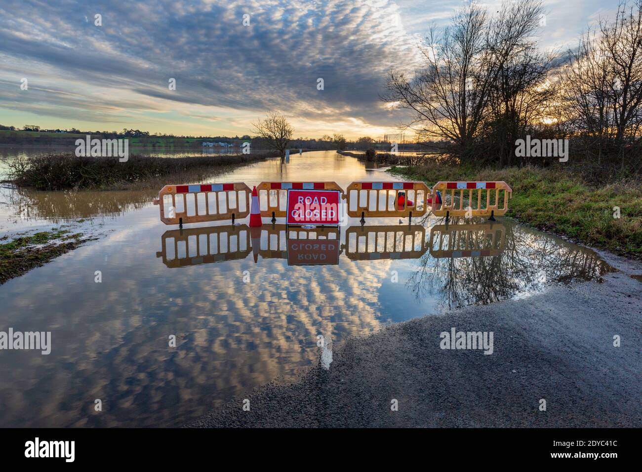 Die Straße wurde wegen Überschwemmungen an der Eckington-Brücke über den Avon-Fluss am Weihnachtstag 2020 in Worcestershire, England, gesperrt Stockfoto