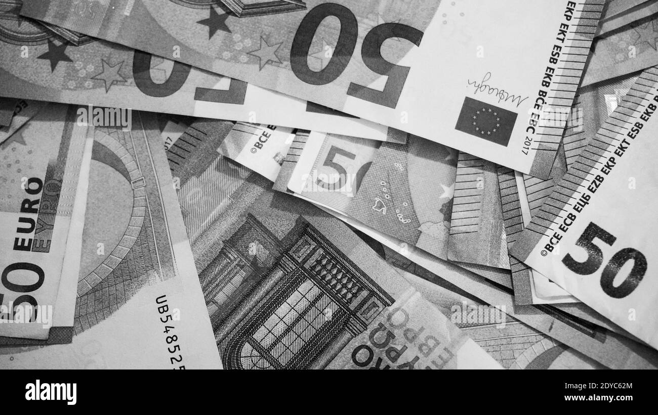 Große Papiergeld Haufen von 50 Euro Scheine oder Banknoten. Viel Geld oder Geld. Geld und Finanzen. Konzept des Seins oder des Erhaltens reich. Schwarz-Weiß-ph Stockfoto