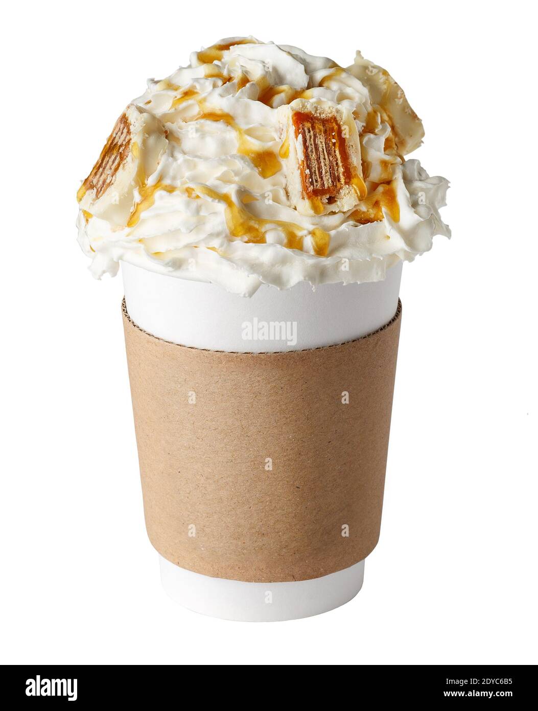 Kaffeegetränk mit Schlagsahne, Schokoladensirup und Süßigkeiten in Papiertasse bedeckt, um auf weißem Hintergrund isoliert zu gehen Stockfoto