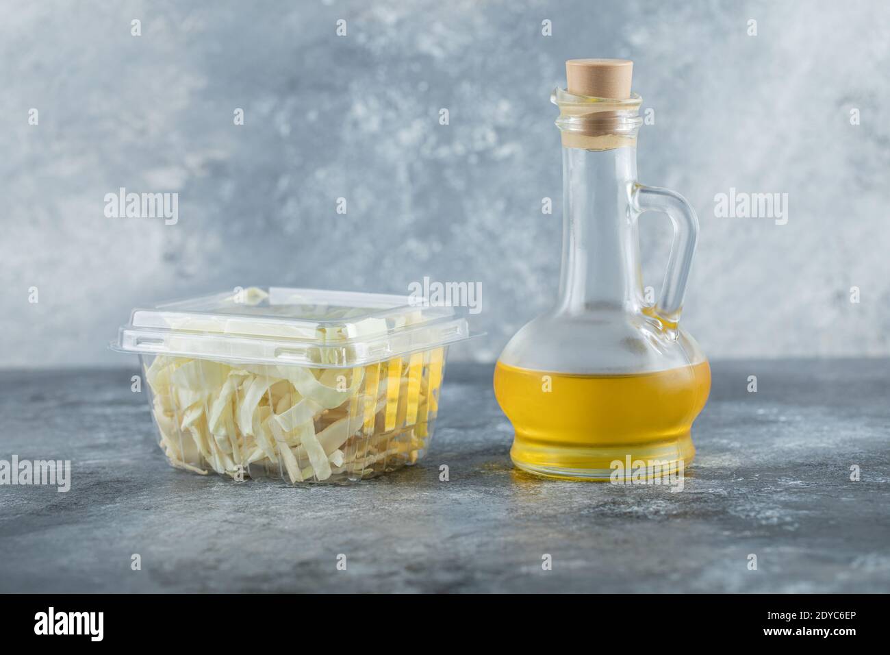 Milchprodukte Sortiment auf Holztischkäsen und Öl Stockfoto