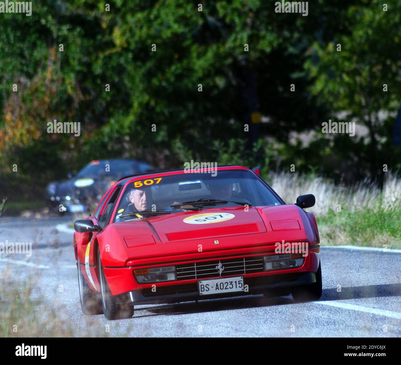 CAGLI , ITALIEN - OTT 24 - 2020 : FERRARI 328 GTS 1987 auf einem alten Rennwagen in Rallye Mille Miglia 2020 das berühmte italienische historische Rennen (1927-1957) Stockfoto