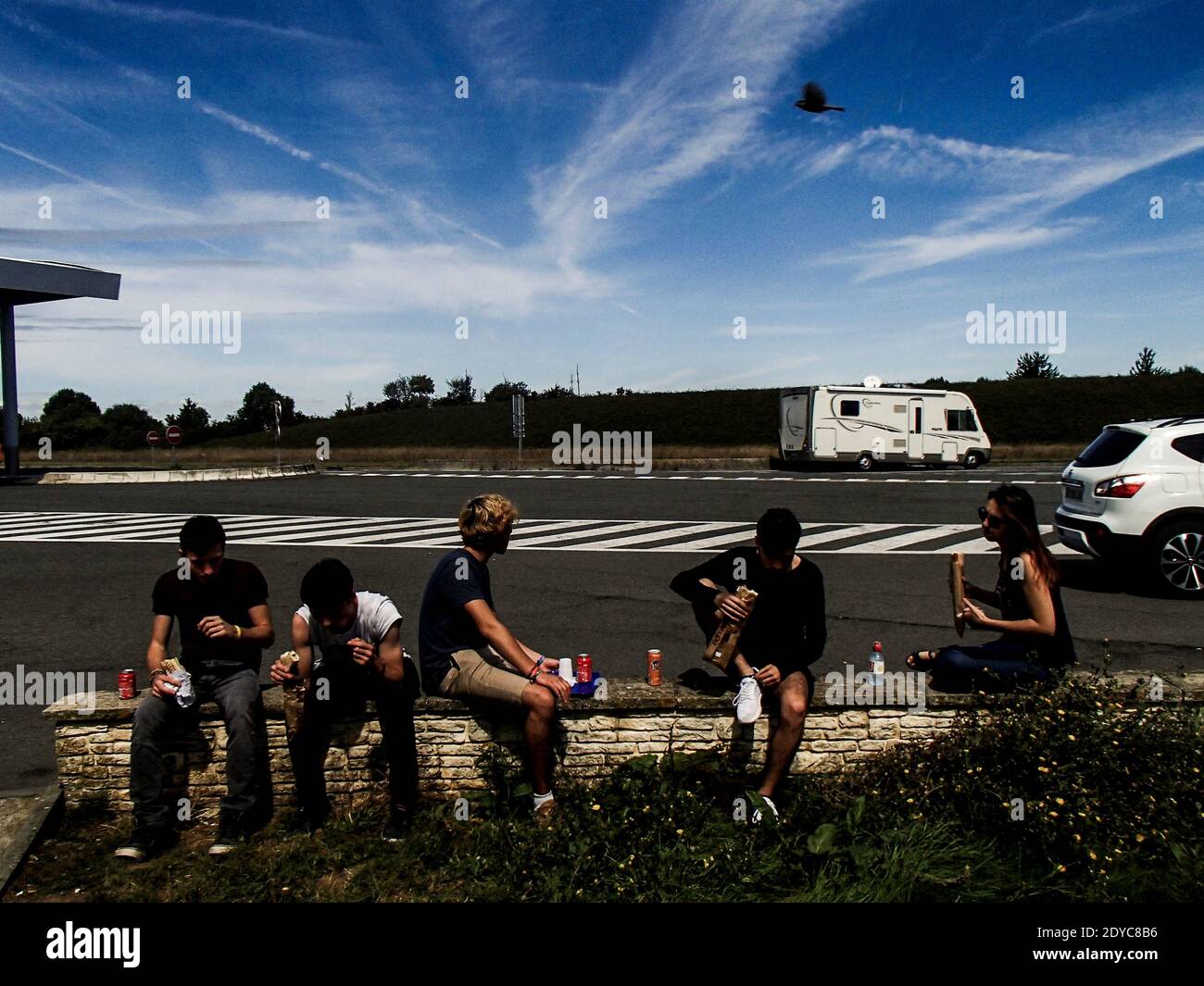 FRA - GESELLSCHAFT - 'IF YOU SAW US' Été 2016, des jeunes bretons passent une semaine de vacance en camping à Mimizan. FRA - SOCIETE - 'SI L'ON NOUS VOYAI Stockfoto