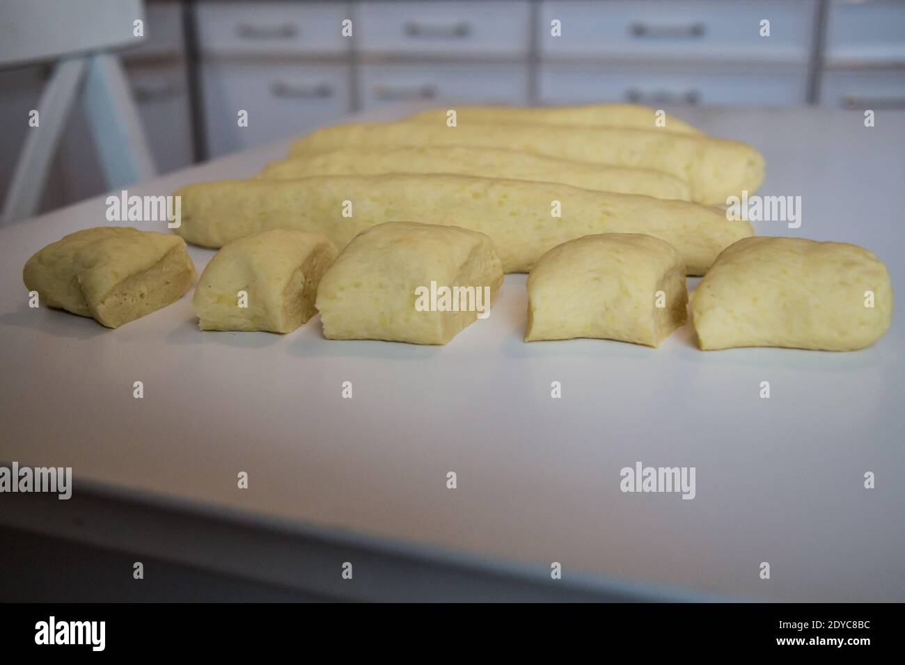 Kartoffelknödel zum Weihnachtsessen machen Stockfoto