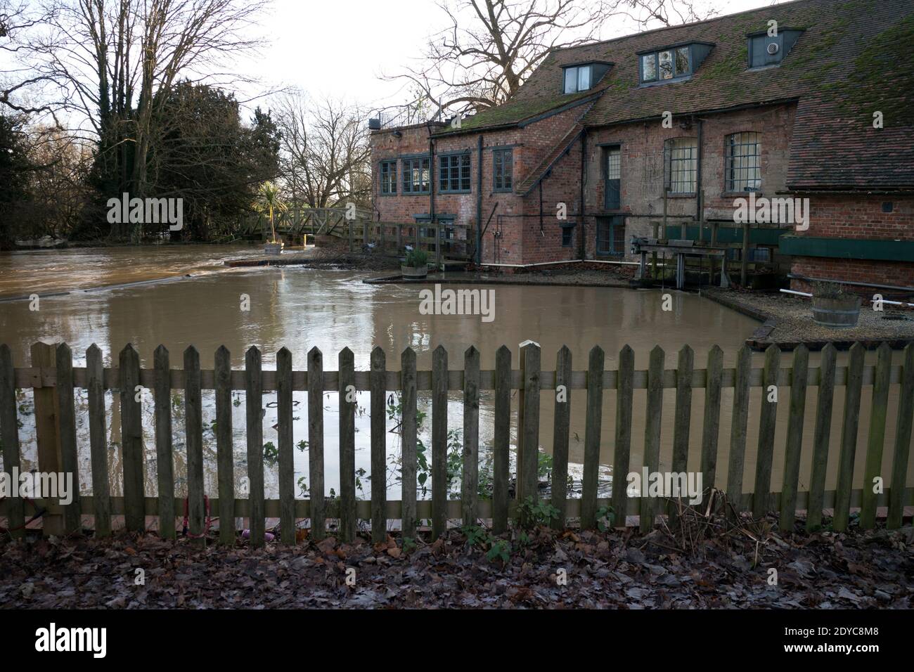 Die sächsische Mühle mit Flutwasser am 1. Dezember 2020, Warwick, Großbritannien Stockfoto
