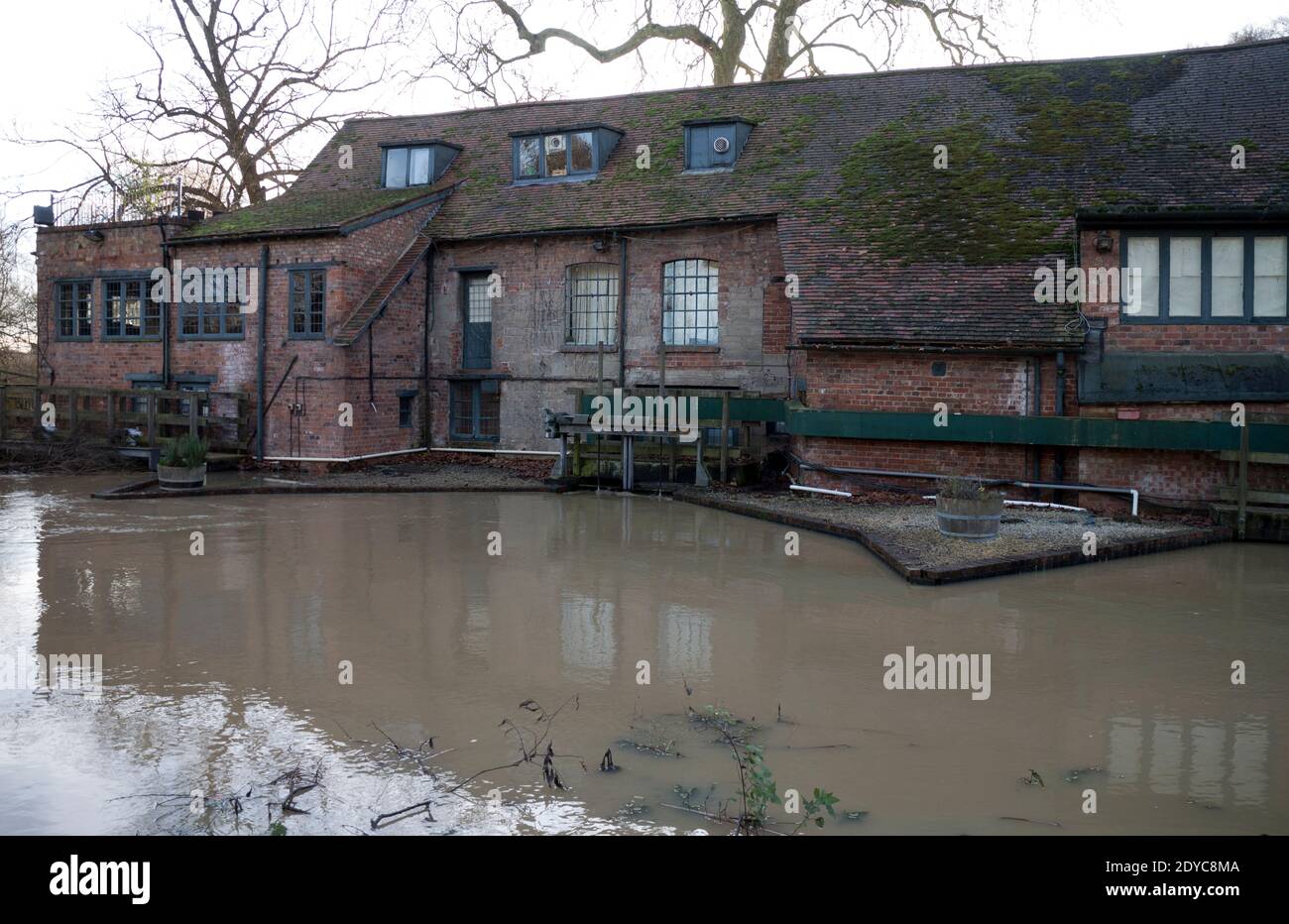 Die sächsische Mühle mit Flutwasser am 1. Dezember 2020, Warwick, Großbritannien Stockfoto