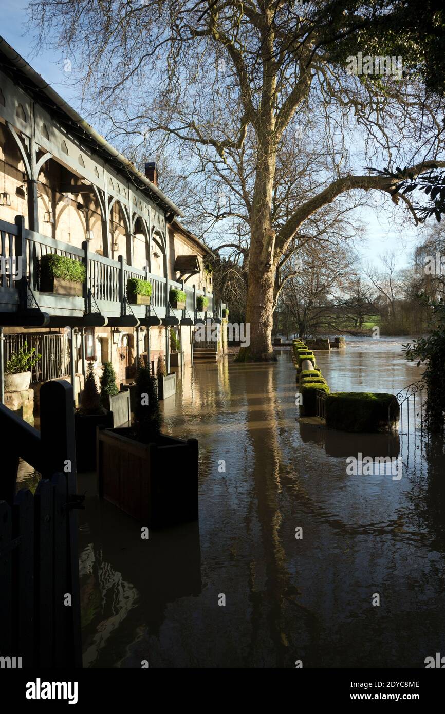 Die sächsische Mühle mit Flutwasser am 1. Dezember 2020, Warwick, Großbritannien Stockfoto